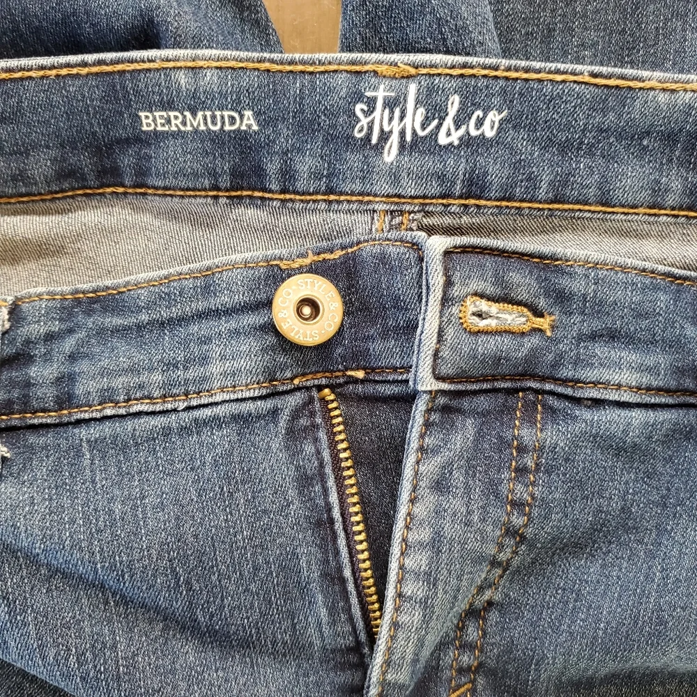 Style & Co. Size 10 Shorts Bermuda Long Blue Cotton Denim Stretch Cuff 5 Pocket
